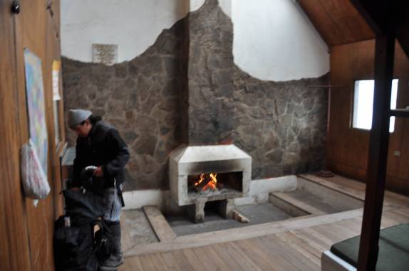 Preparativos no refúgio mais baixo do Chimborazo, a 4.850 metros de altitude, no Equador